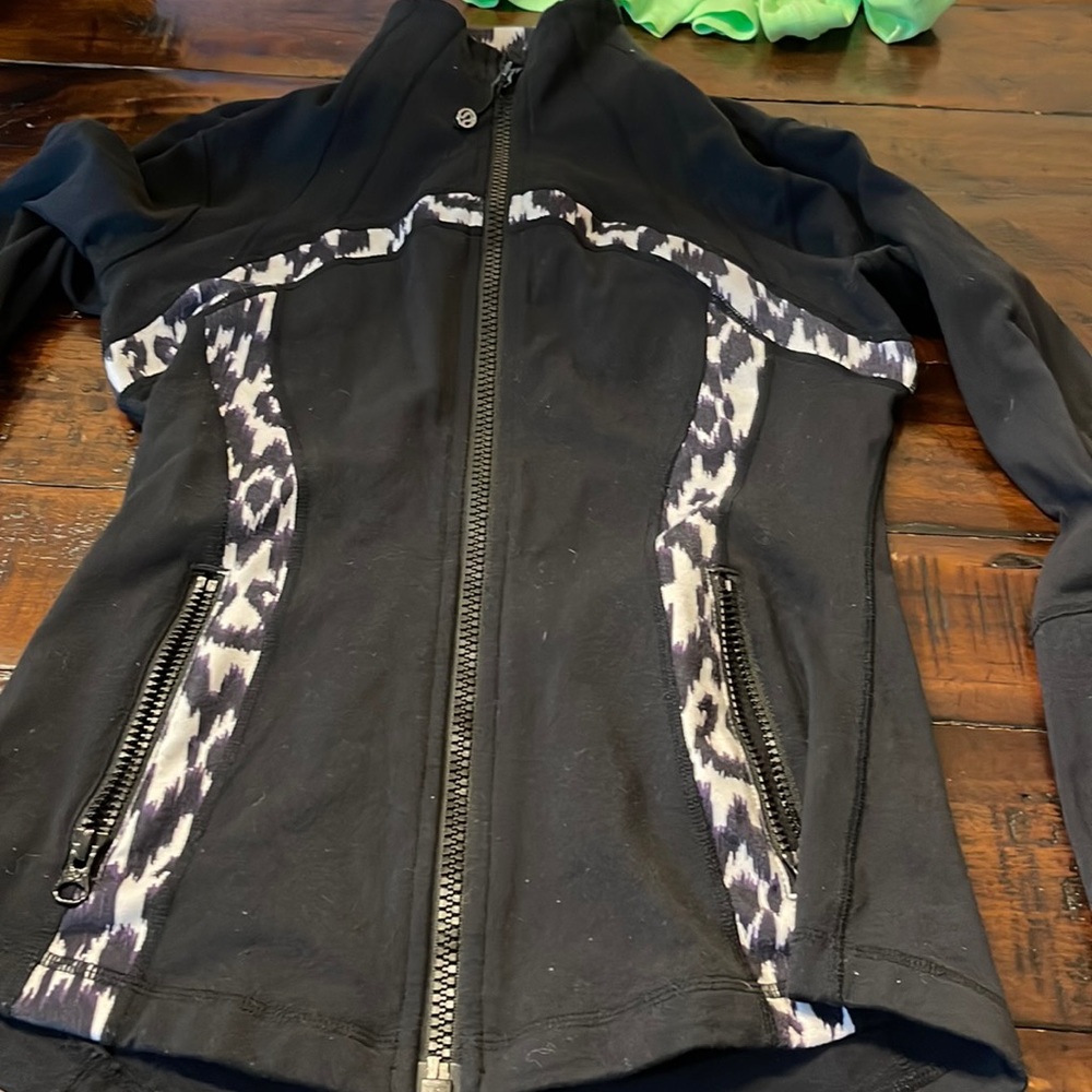 Lululemon jacket in size 6